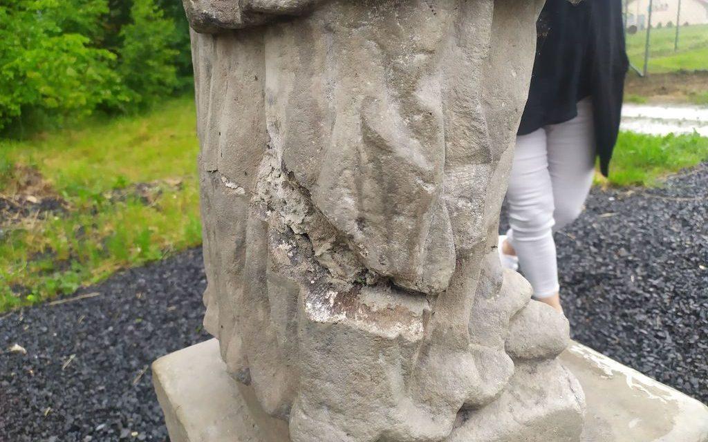 Wandale zniszczyli figurę św. Jana Nepomucena w Domaszkowie / fot. Gmina Miedzylesie