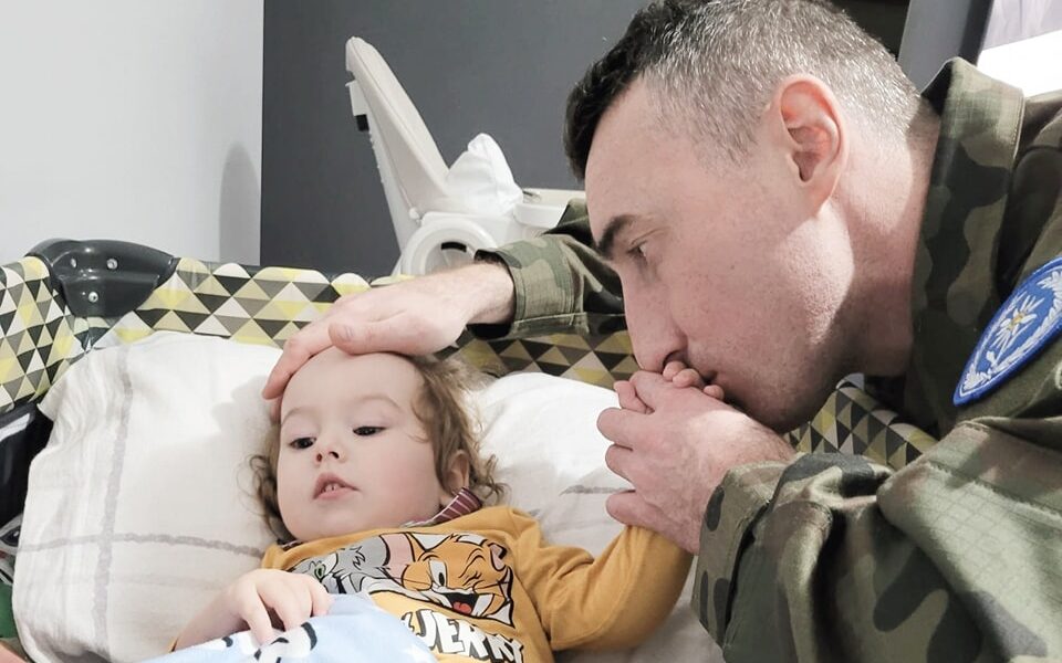 Żołnierz ruszył w Polskę, aby zebrać pieniądze na leczenie syna. Sprawdź, jak możesz pomóc /fot. facebook (Franiu rekinek mały - SMA pokonamy!)
