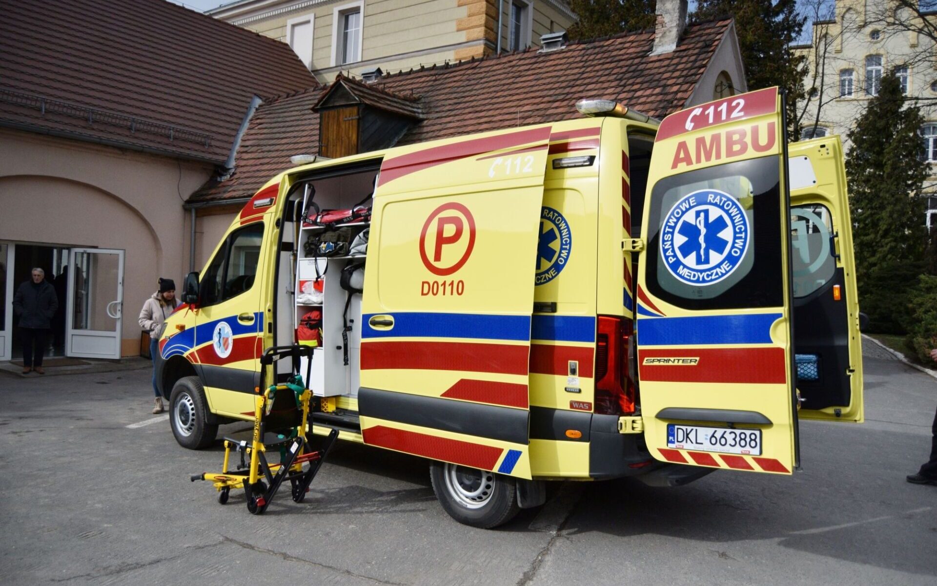 Dwa nowe ambulanse we flocie Ratownictwa Medycznego w Kłodzku /fot. Starostwo Powiatowe w Kłodzku