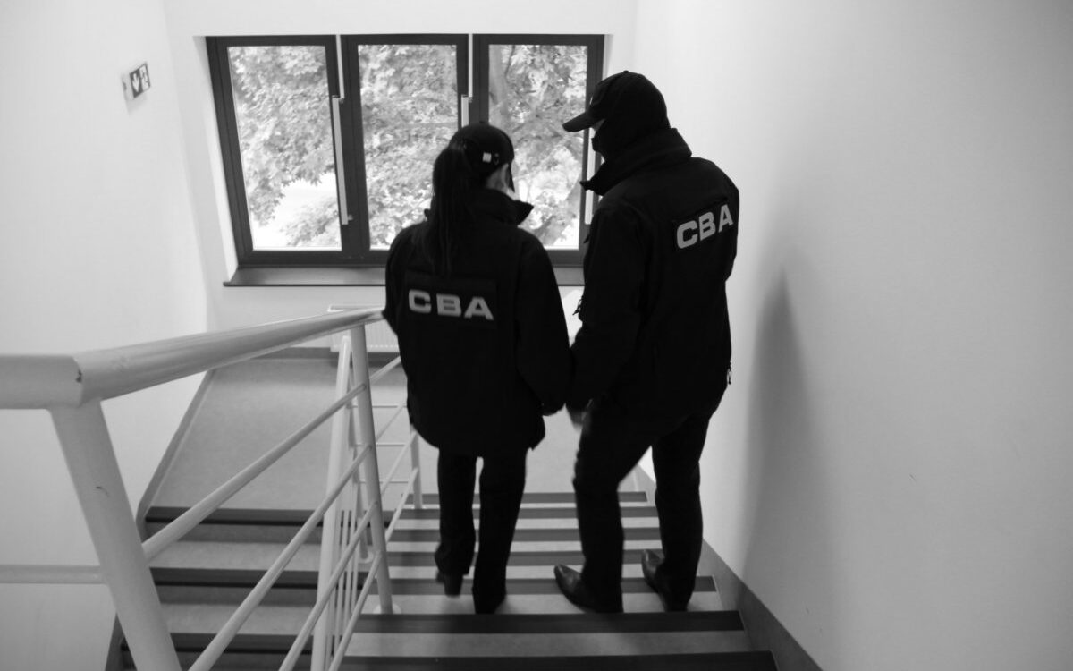 Duszniki-Zdrój: CBA zatrzymało 4 osoby w sprawie budowy apartamentowca /fot. CBA