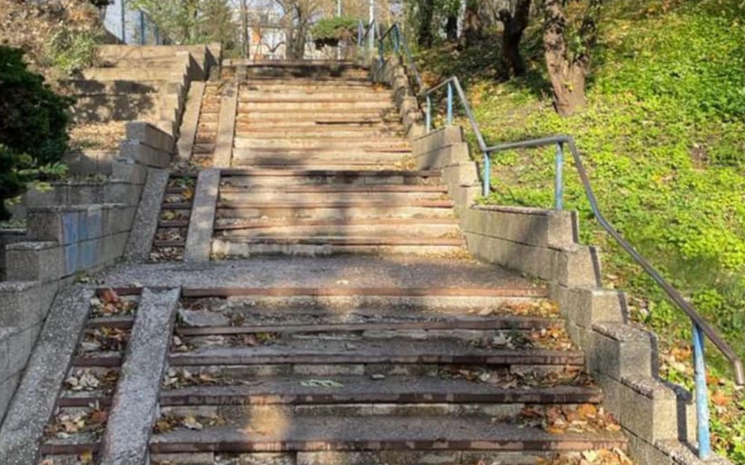 Rozpoczyna się remont schodów na kłodzkim stadionie /fot. OSiR w Kłodzku (facebook)